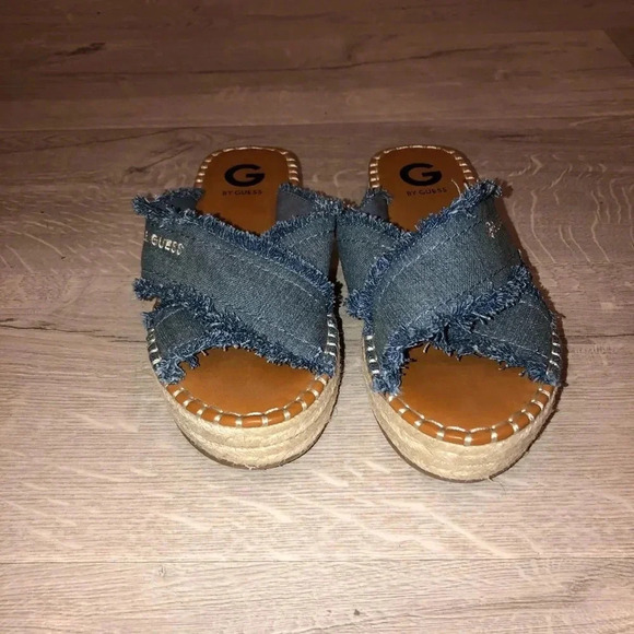 Guess -women’s slides - Jean material on top sz 7 - Picture 2 of 5